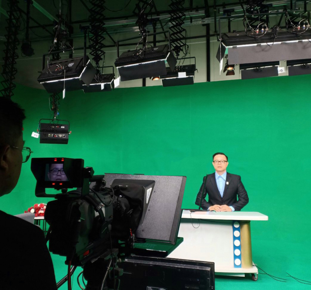 Biên dịch viên Nguyễn Minh Tiến, Phòng Quốc tế lên sóng chương trình bản tin tiếng Trung.