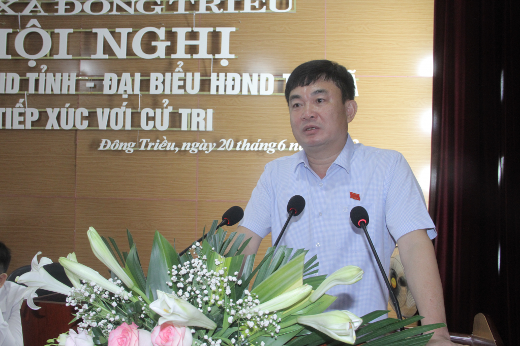 Đồng chí Ngô Hoàng Ngân- Phó Bí thư Thường trực Tỉnh ủy, Trưởng đoàn Đại biểu Quốc hội tỉnh Quảng Ninh, đại biểu HĐND tỉnh phát biểu tại buổi tiếp xúc.