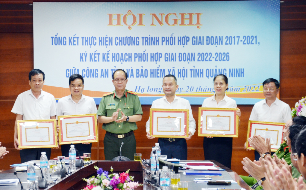 Đại tá Vũ Thanh Tùng, Phó Giám đốc phụ trách Công an tỉnh Quảng Ninh tặng giấy khen của Công an tỉnh cho các tập thể đã có thành xuất sắc trong thực hiện chương trình phối hợp giữa Công an tỉnh và BHXH tỉnh giai đoạn 2017-2021.