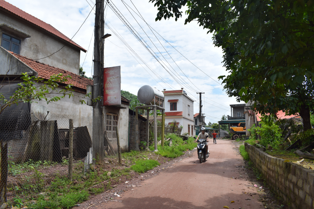 Con đường tối tăm xưa của thôn Khe Hố, xã Nam Sơn nay đã được thắp sáng từ chương trình 