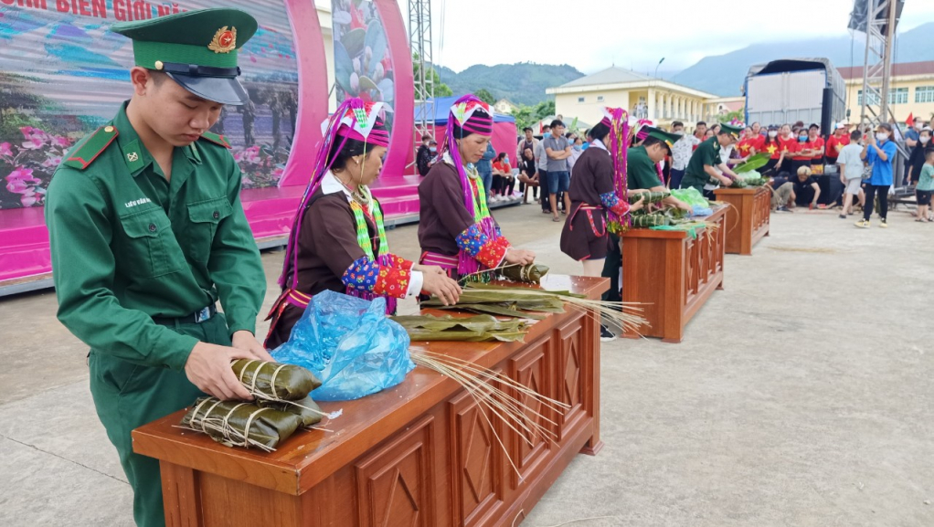 Đoàn viên Chi đoàn Đồn Biên phòng Pò Hèn tham gia gói bánh chưng tại Ngày hội văn hóa các dân tộc xã Hải Sơn (Móng Cái)