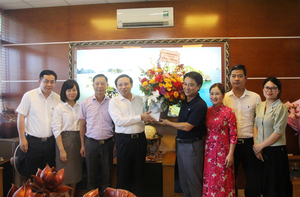 Đồng chí Bí thư Tỉnh ủy, Chủ tịch HĐND tỉnh đã tới thăm, chúc mừng các cán bộ, phóng viên, biên tập viên cơ quan thường trú Đài Tiếng nói Việt Nam khu vực Đông Bắc. 