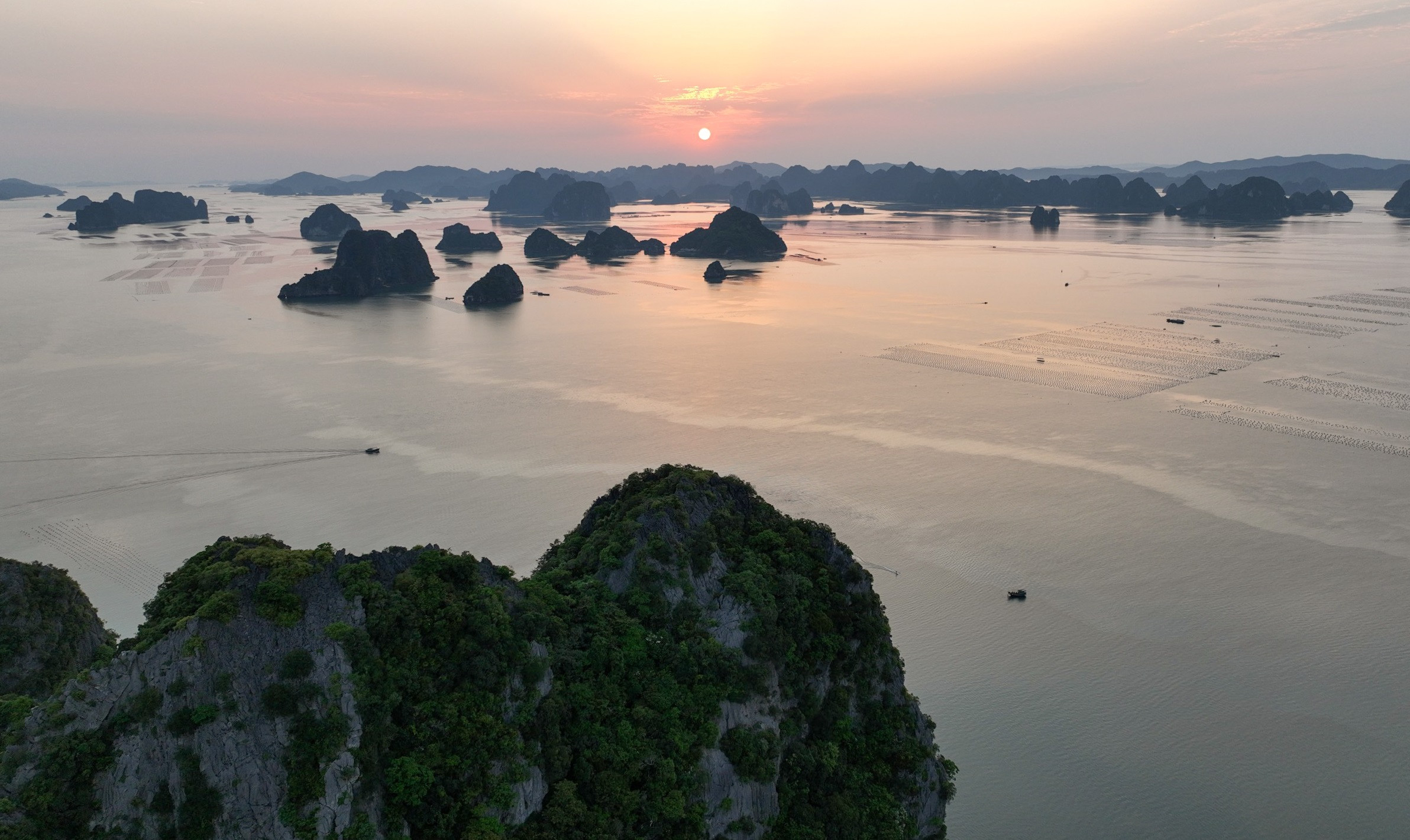 Islet basks quietly in Ha Long Bay’s shadow