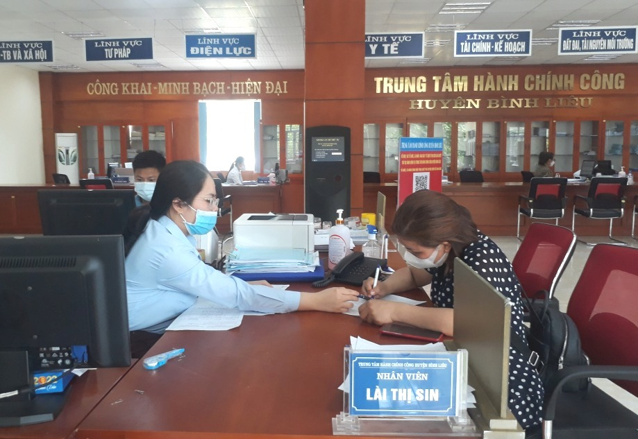 Cán bộ Trung tâm Hành chính công huyện Bình Liêu hướng dẫn người dân giải quyết thủ tục hành chính.