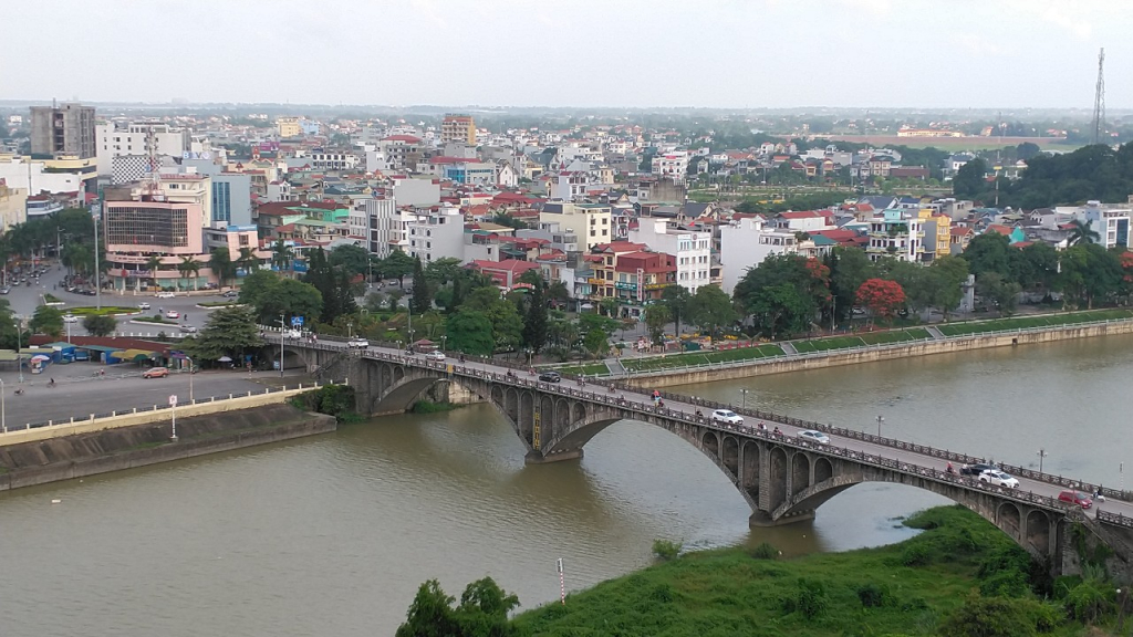 Dòng sông Ka Long chảy giữa lòng thành phố Móng Cái. Ảnh: Vi Thu (CTV)