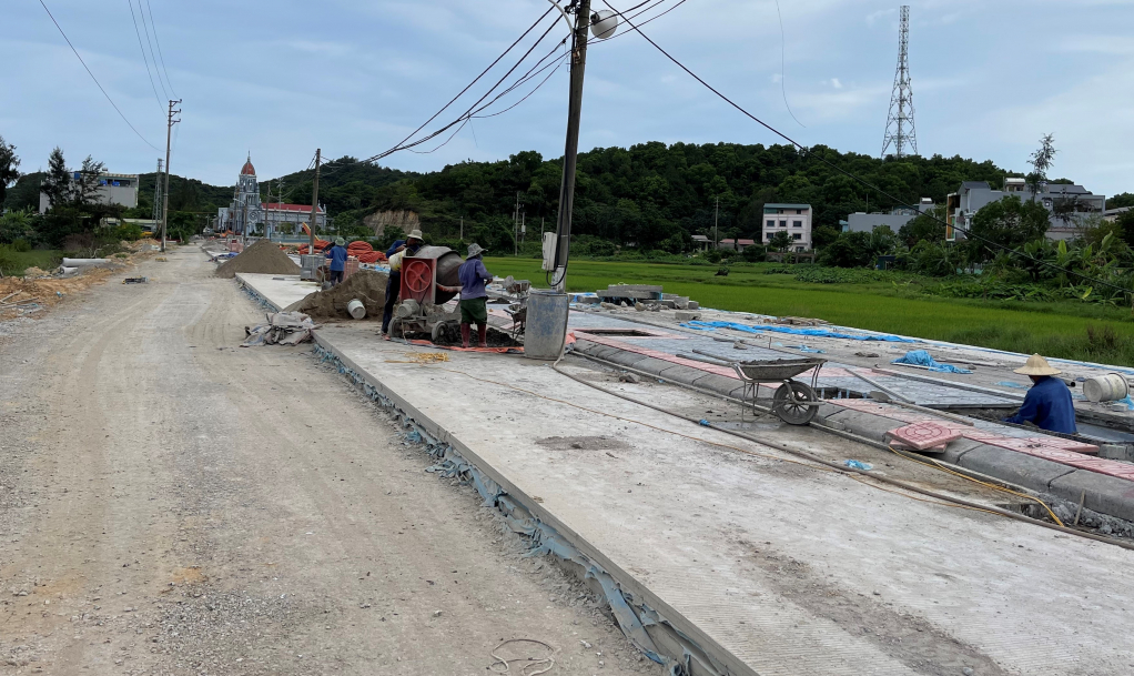 Dự án tuyến đường giao thông khu vực thị trấn Cô Tô, huyện Cô Tô (giai đoạn 1) đang được đẩy nhanh tiến độ. Ảnh: Phạm Tăng