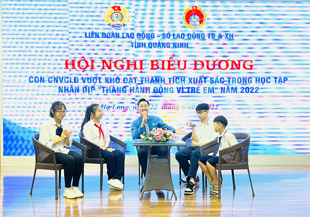 Giao lưu với 4 em học sinh xuất sắc.