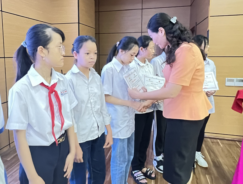 Lãnh đạo LĐLĐ tỉnh trao học bổng cho con CNVCLĐ vượt khó vươn lên học giỏi.