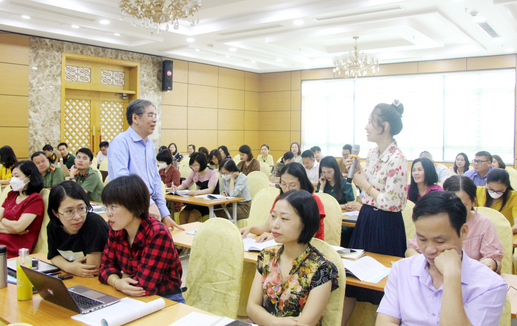 Giảng viên trao đổi với các học viên tại lớp bồi dưỡng.