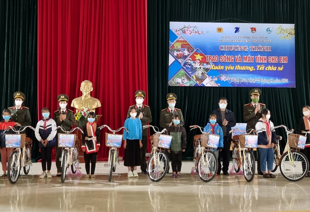Đoàn Thanh niên - Hội phụ nữ Công an tỉnh trao xe đạp cho học sinh nghèo vượt khó huyện Bình Liêu, trong chương trình 