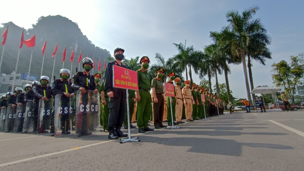 CBCS đại diện các lực lượng, đơn vị của Công an tỉnh nghiêm trang trong lễ xuất quân đảm bảo ANTT phục vụ SEA Games 31 tại Quảng Ninh.
