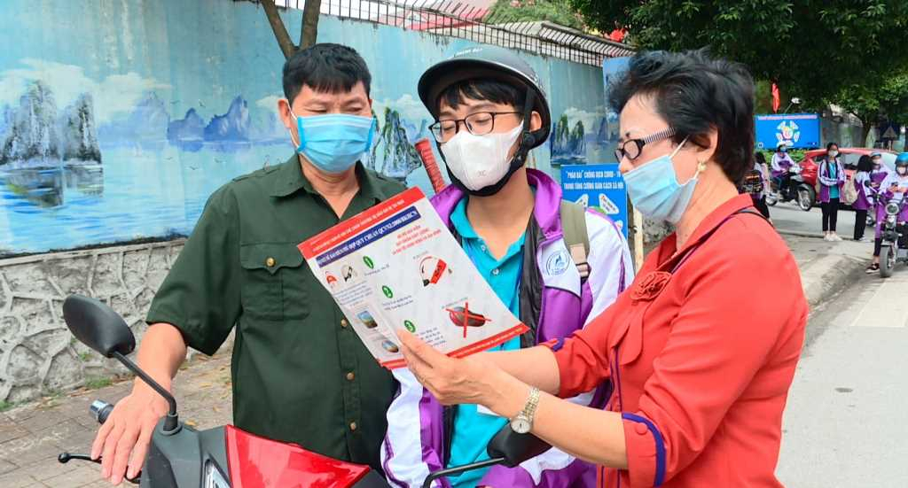 Thành viên CLB Tuyên truyền về ATGT khu 5 (phường Quang Trung, TP Uông Bí) phối hợp với Chi hội CCB khu 5A tuyên truyền luật giao thông cho học sinh trên địa bàn.