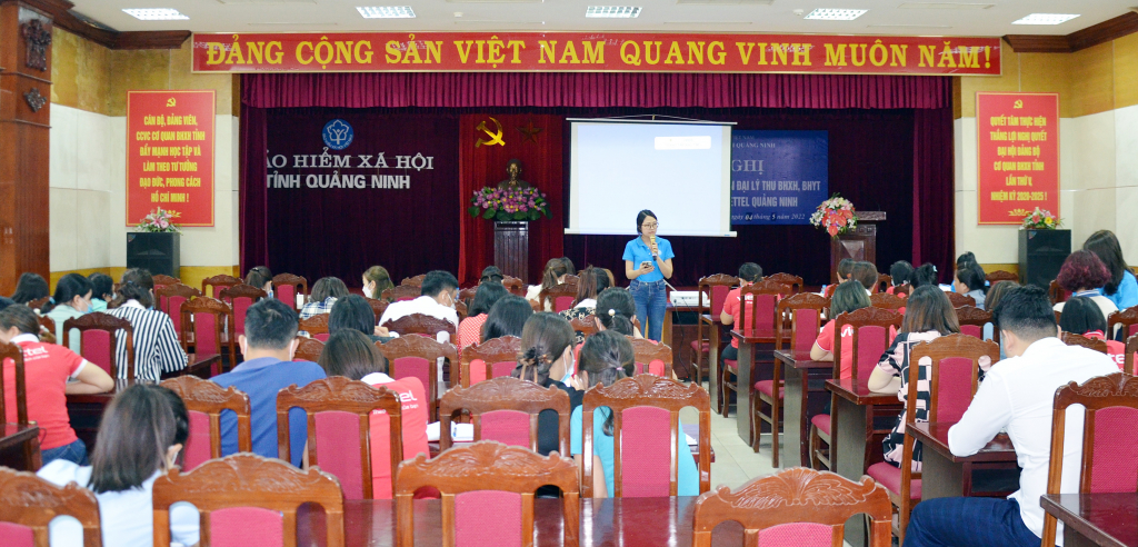 Cán bộ BHXH tỉnh hướng dẫn cài đặt và sử dụng ứng dụng VssID -BHXH số trên điện thoại thông minh cho các nhân viên đại lý thu Viettel Quảng Ninh.