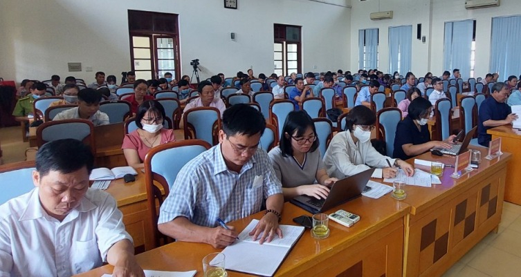 Cử tri huyện Bình Liêu tham gia buổi tiếp xúc.