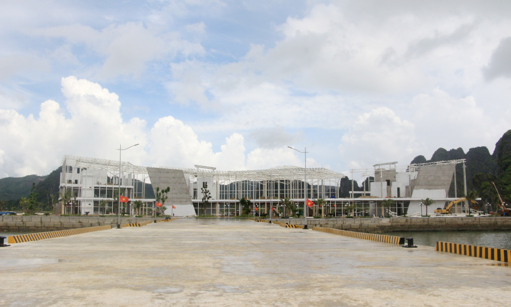 Khu nhà ga Bến cảng cao cấp Ao Tiên đang được gấp rút hoàn thiện. Ảnh: Mạnh Trường