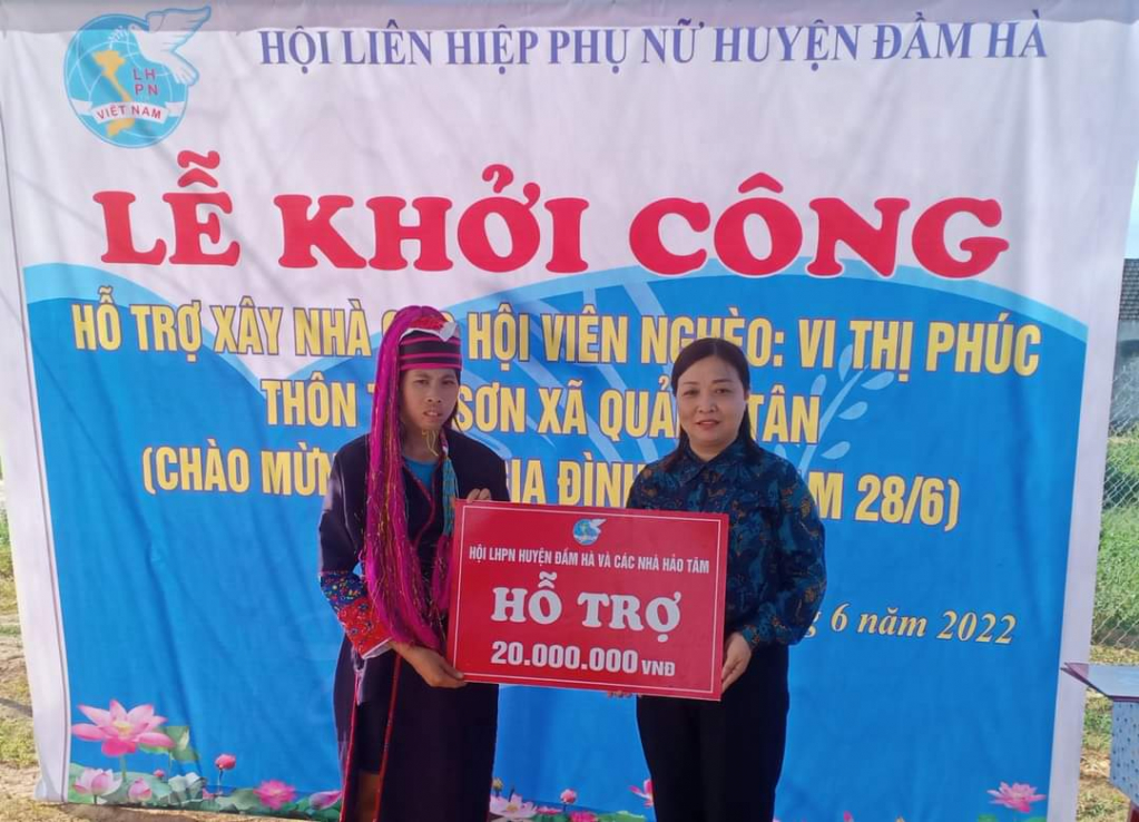 Hội LHPN huyện Đầm Hà trao hỗ trợ kinh phí xây dựng nhà ở cho hộ gia đình phụ nữ nghèo trên địa bàn xã Quảng Tân nhân Ngày Gia đình Việt Nam năm 2022.
