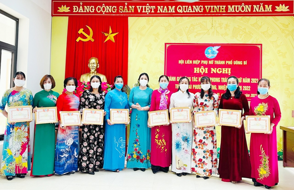 Bà Nguyễn Thị Miền (ngoài cùng, bên phải) được Hội LHPN TP Uông Bí trao tặng giấy khen vì có thành tích xuất sắc trong công tác hội và phong trào phụ nữ.