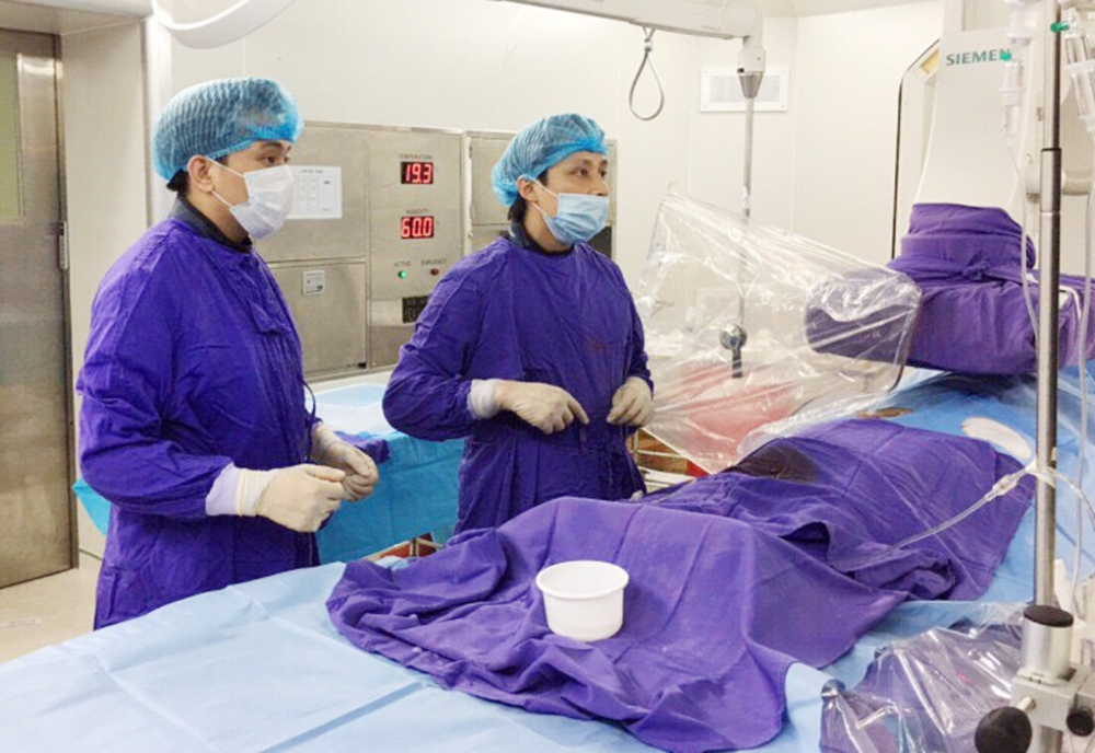 Bác sĩ Ngô Quang Chức thực hiện kỹ thuật nút mạch điều trị cho người bệnh vỡ tạng.