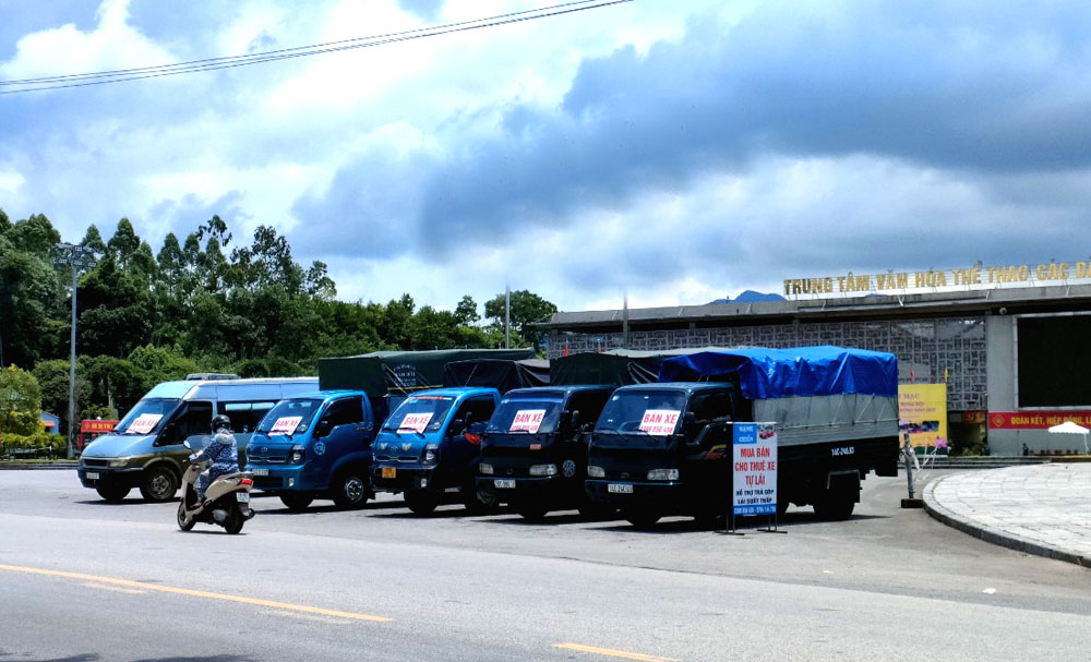 Nhiều chủ xe vận tải cũng tính chuyện bán xe để chuyển đổi công việc, nhưng bán xe đâu có dễ (ảnh chụp ở thị trấn Tiên Yên, huyện Tiên Yên)