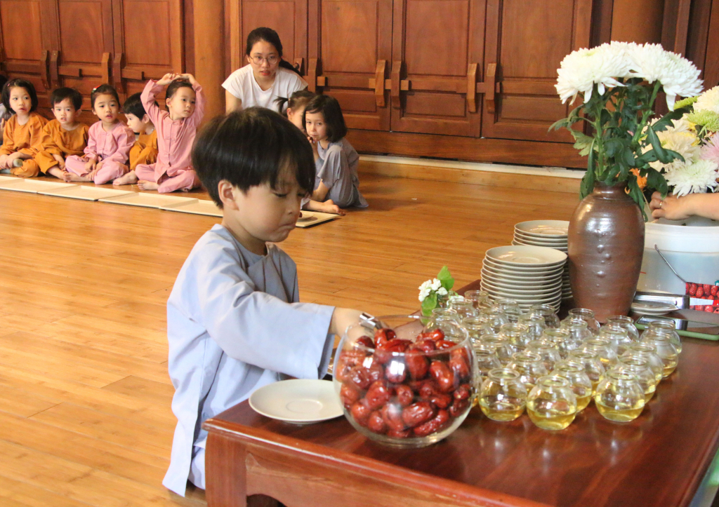 ọc sinh Trường Mầm non My Montessori tham gia hoạt động thưởng trà chiều tại Yên Tử.