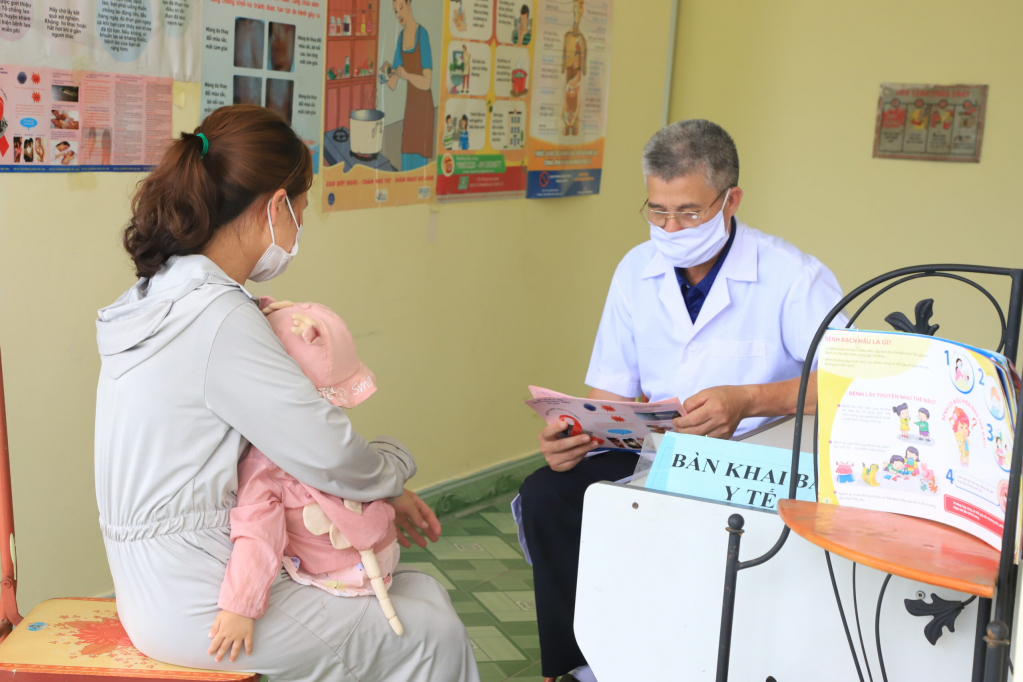 Tư vấn sức khoẻ cho bà mẹ nuôi con bú tại Trạm Y tế xã Minh Châu, huyện Vân Đồn.