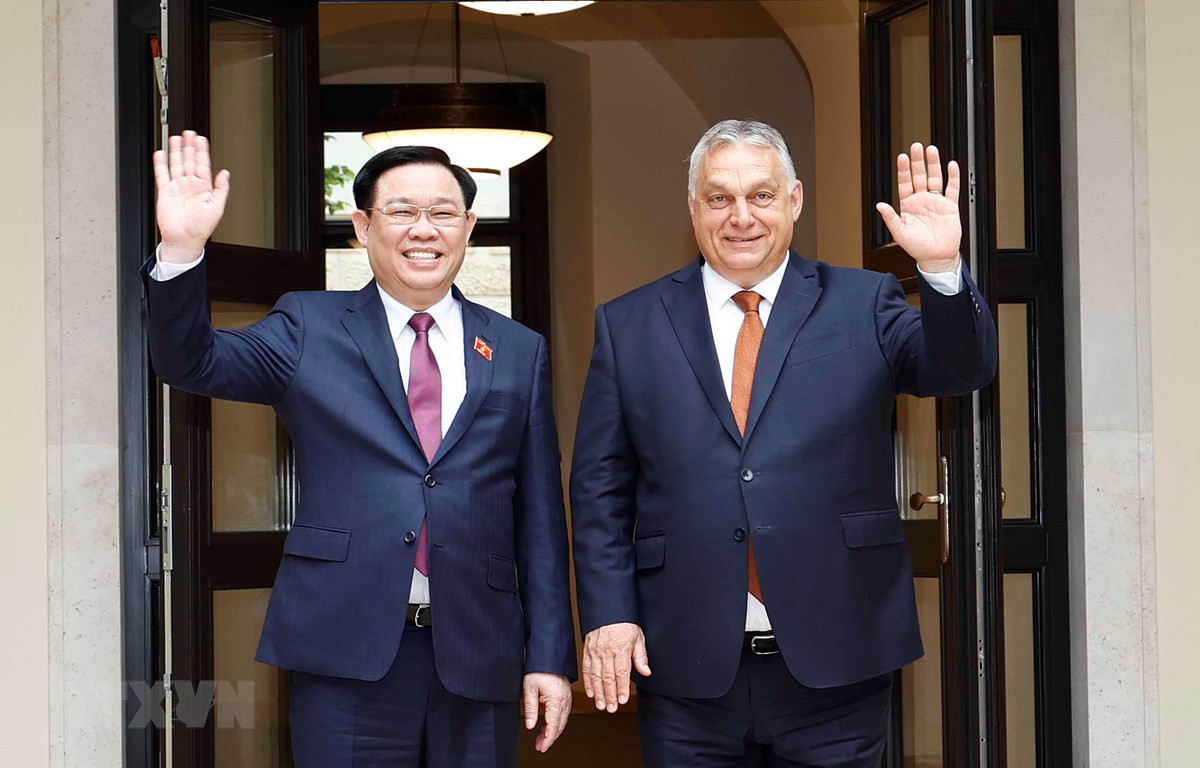 Chủ tịch Quốc hội Vương Đình Huệ và Thủ tướng Hungary Viktor Orbán chụp ảnh chung. (Ảnh: Doãn Tấn/TTXVN)