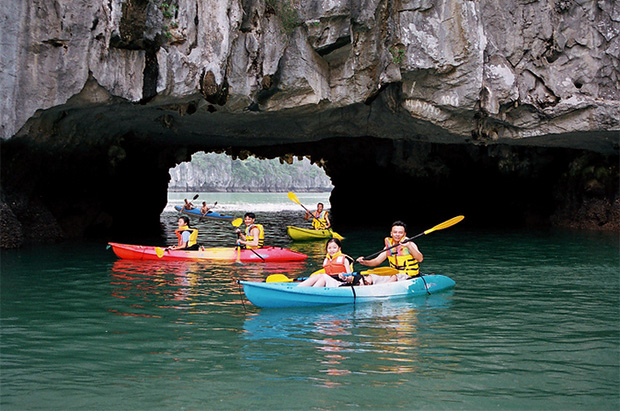 Chèo thuyền Kayak trên Vịnh Hạ Long.