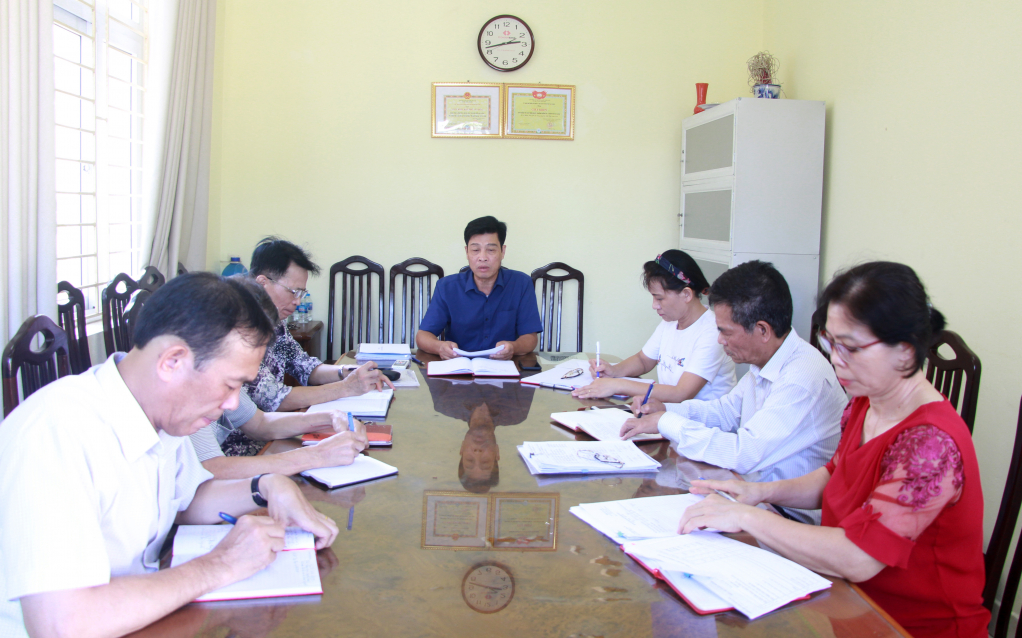 Chi ủy khu 3, phường Hồng Hà họp phân công nhiệm vụ trong ngày đại hội chi bộ.