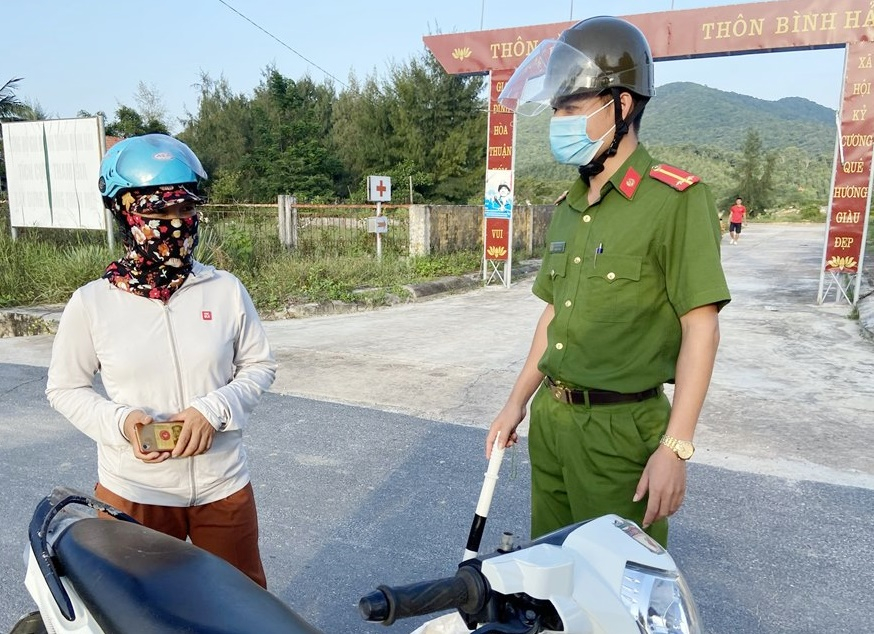 Công an xã Ngọc Vừng (huyện Vân Đồn) kiểm tra giấy phép người điều khiển phương tiện tham gia giao thông trên địa bàn xã.