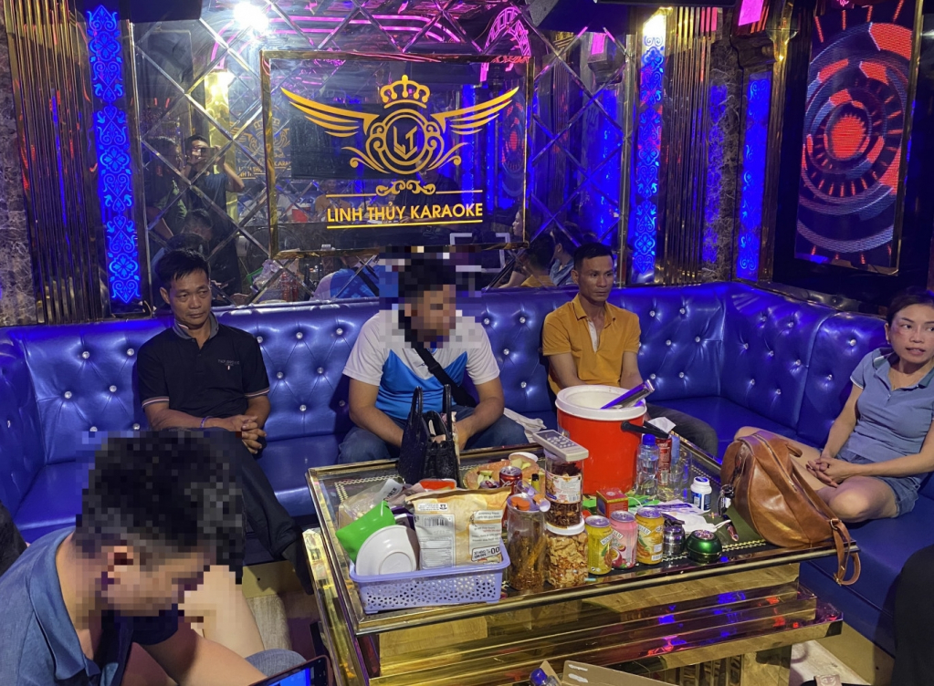 Công an bắt giữ ổ nhóm chứa chấp, tổ chức sử dụng, mua bán trái phép ma tuý tại quán karaoke Linh Thủy trên địa bàn TP Hạ Long.