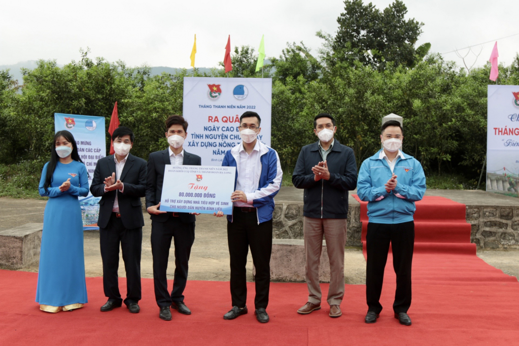 Đoàn Khối CCQ tỉnh và Thành Đoàn Hạ Long hỗ trợ kinh phí xây dựng nhà tiêu hợp vệ sinh cho huyện Bình Liêu.