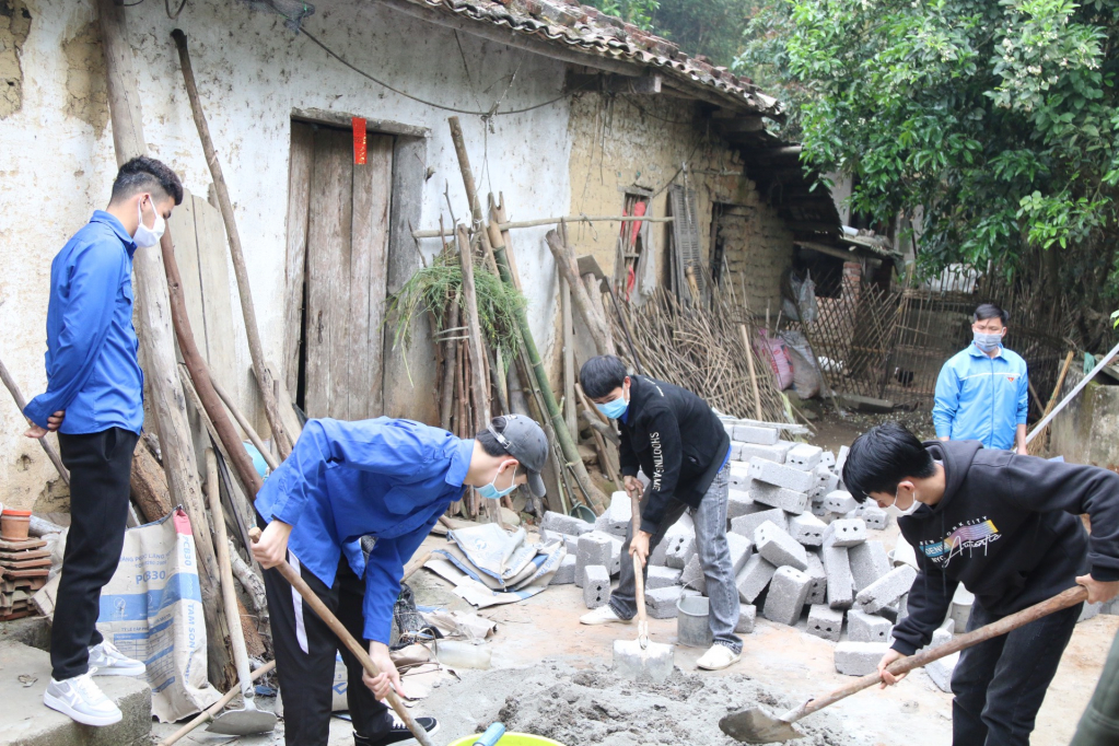 ĐVTN trên địa bàn huyện Bình Liêu hỗ trợ người dân xây nhà tiêu hợp vệ sinh.