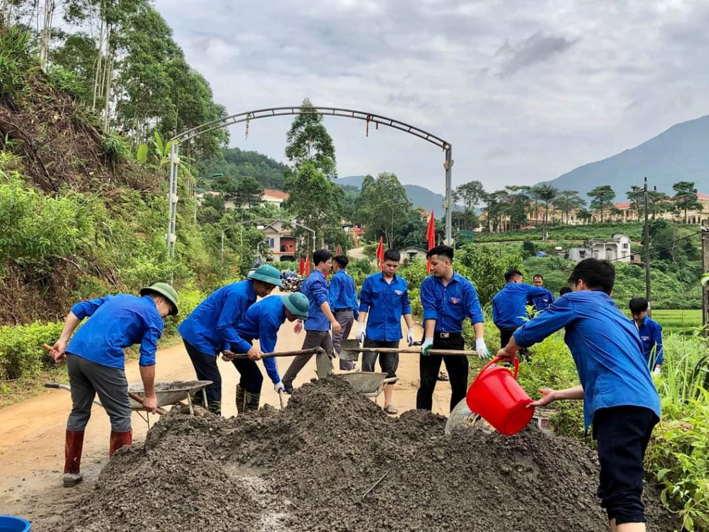 ĐVTN huyện Tiên Yên hỗ trợ xây dựng công trình bờ kè vườn hoa tại thôn Khe Lục, xã Đại Dực.