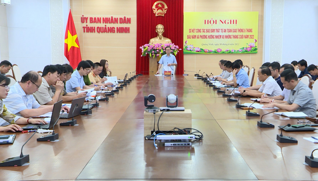 PCT UBND tỉnh Bùi Văn Khắng, Phó Trưởng Ban Phụ trách Ban ATGT phát biểu chỉ đạo Hội nghị.