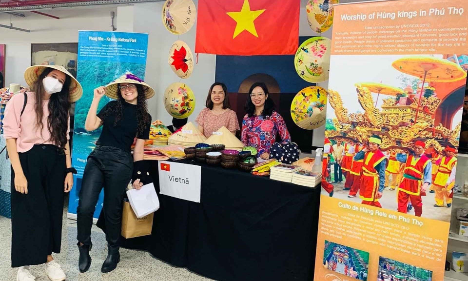 Vietnamese cuisine introduced to international friends