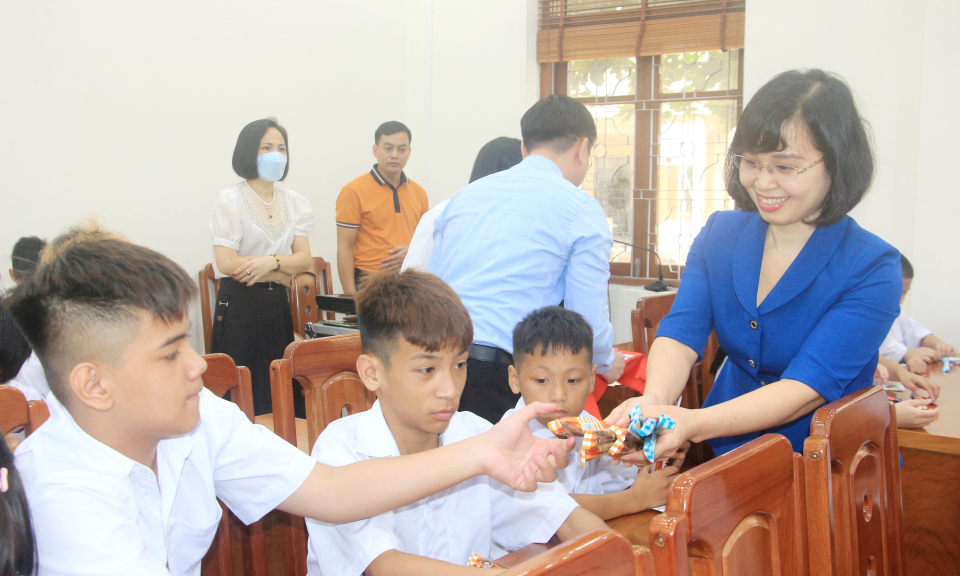 Các đồng chí lãnh đạo tỉnh thăm, tặng quà trẻ em nhân Ngày Quốc tế Thiếu nhi