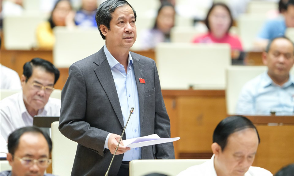 Bộ trưởng Nguyễn Kim Sơn giải trình về giá sách giáo khoa, tăng học phí
