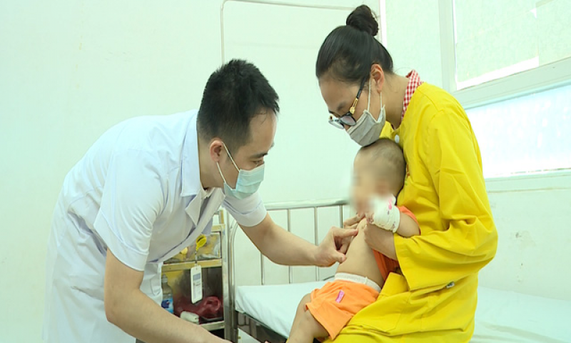 Trẻ mắc tay chân miệng chuyển nặng vì phát hiện muộn