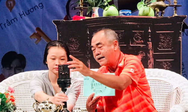 Sân khấu chạy đua công nghệ số