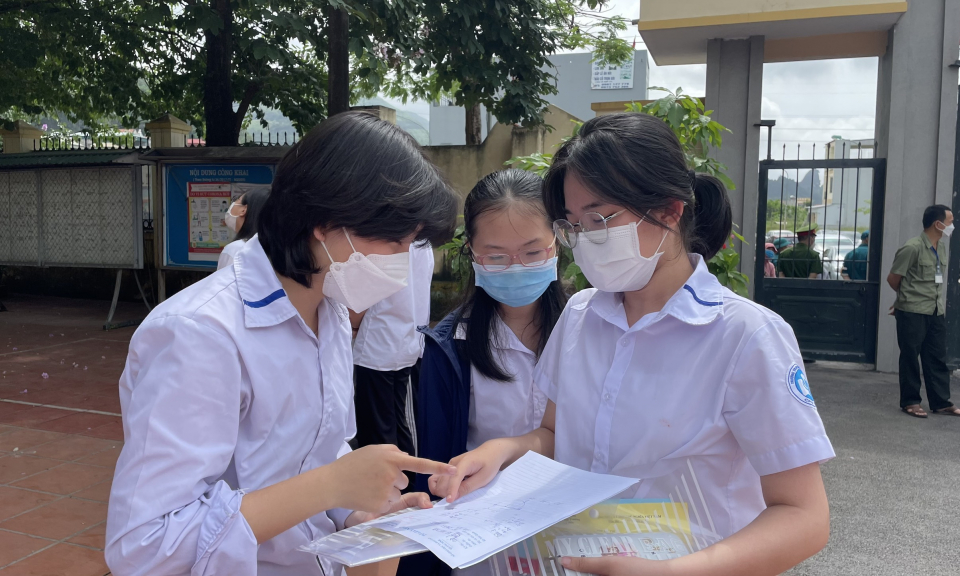 Các thí sinh hoàn thành môn Toán, kết thúc Kỳ thi tuyển sinh lớp 10 hệ không chuyên