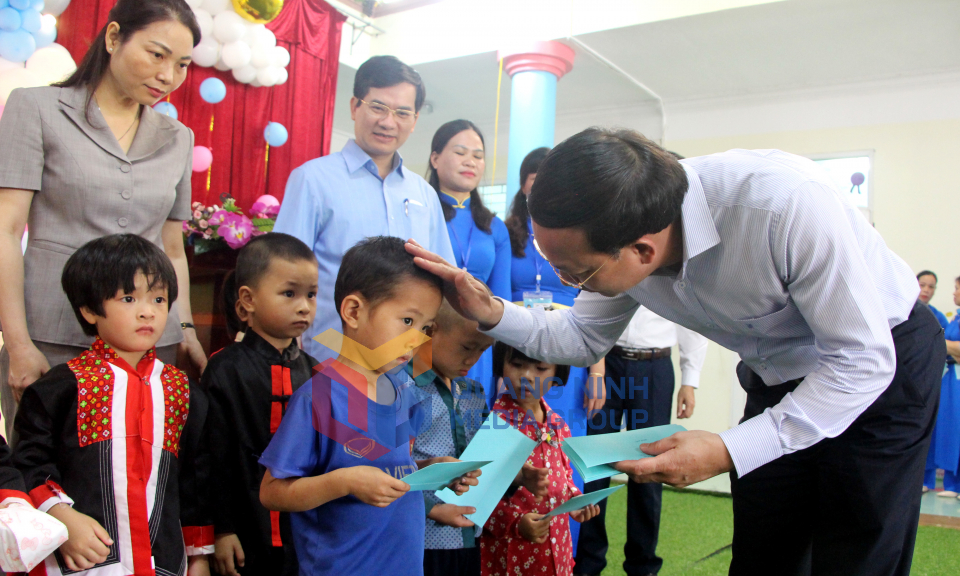 Bí thư Tỉnh ủy Nguyễn Xuân Ký thăm, tặng quà thiếu nhi tại huyện Bình Liêu, tháng 6-2022