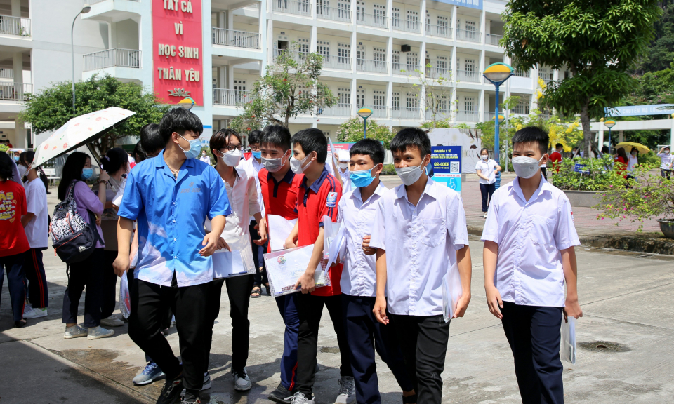 Thành phố Quảng Ninh sử dụng hình thức thi nào để tuyển sinh vào lớp 10?
