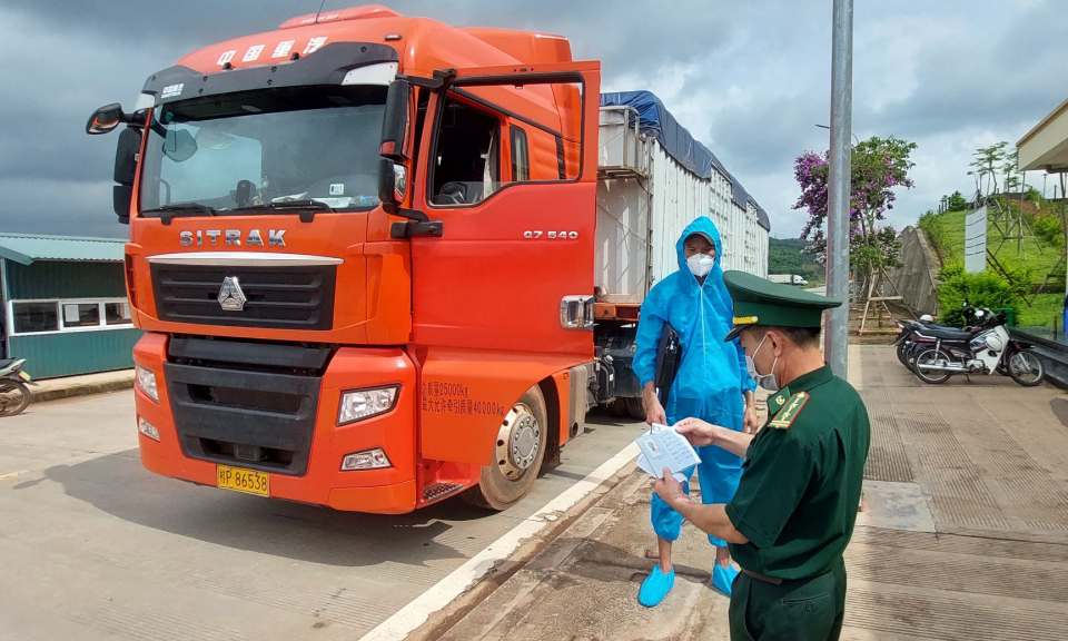 Hơn 2.300 tấn hàng hóa XNK qua Lối mở cầu phao tạm Km3+4 Hải Yên