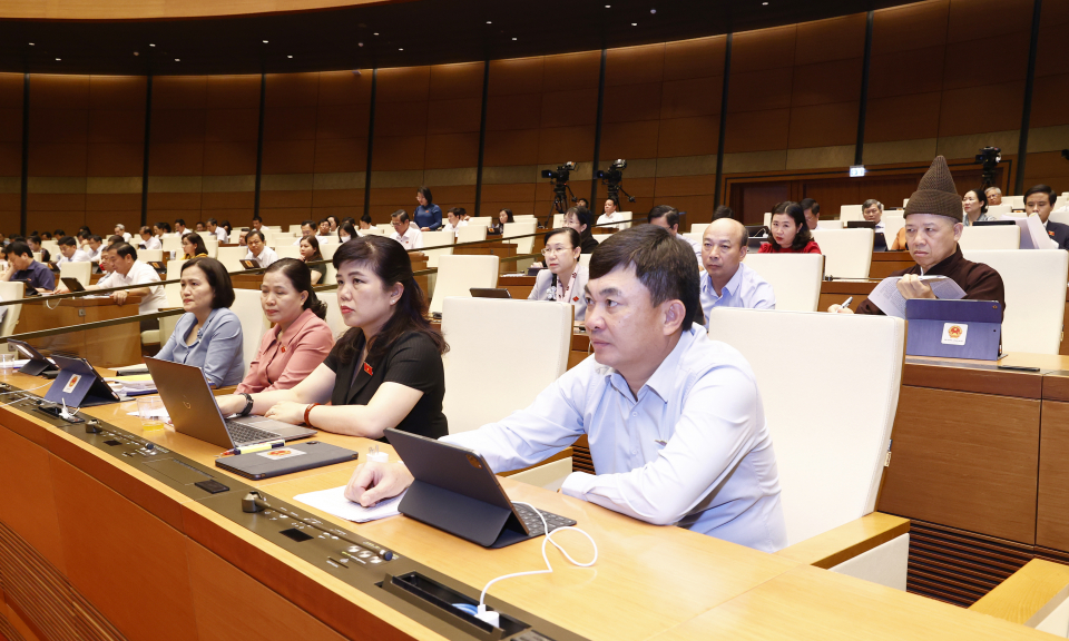 Quốc hội thảo luận tại hội trường và thảo luận tổ về một số dự án Luật quan trọng