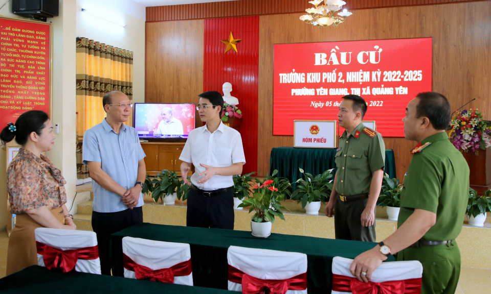 Phó Chủ tịch UBND tỉnh Phạm Văn Thành kiểm tra công tác chuẩn bị bầu cử tại TX Quảng Yên