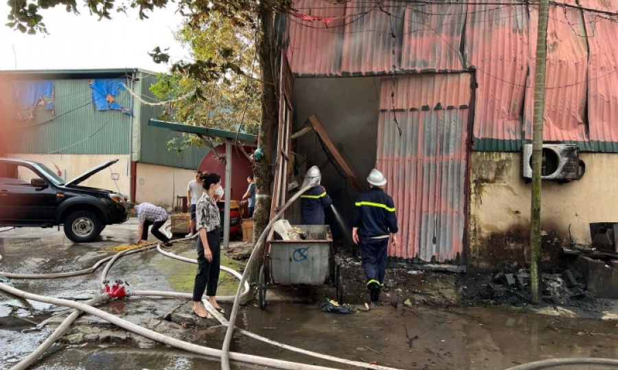 Cháy kho thực phẩm đang bị đình chỉ hoạt động vì vi phạm phòng cháy chữa cháy