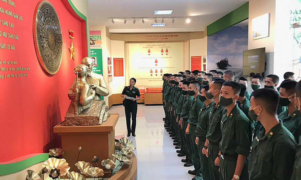 BĐBP tỉnh: Giáo dục truyền thống cho 90 chiến sĩ mới