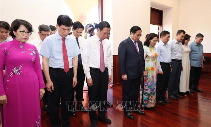 Thủ tướng Phạm Minh Chính dâng hương tưởng niệm Chủ tịch Hồ Chí Minh
