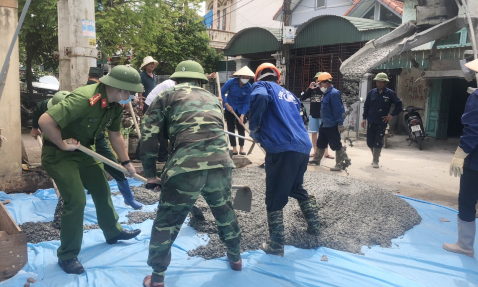 Bộ đội Biên phòng giúp dân làm đường bê tông 