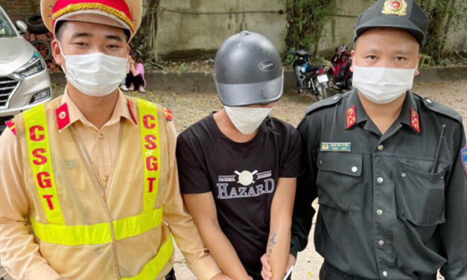 Đi ngang chốt 141, nam thanh niên "lo lắng" lộ gói ma túy